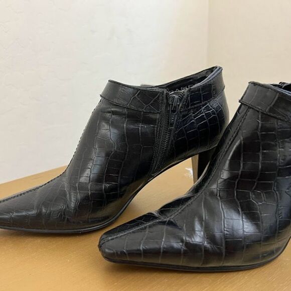 Bandolino Leather upper black booties. Size 6 M - Picture 3 of 8